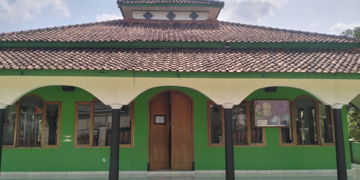 Halaman depan masjid