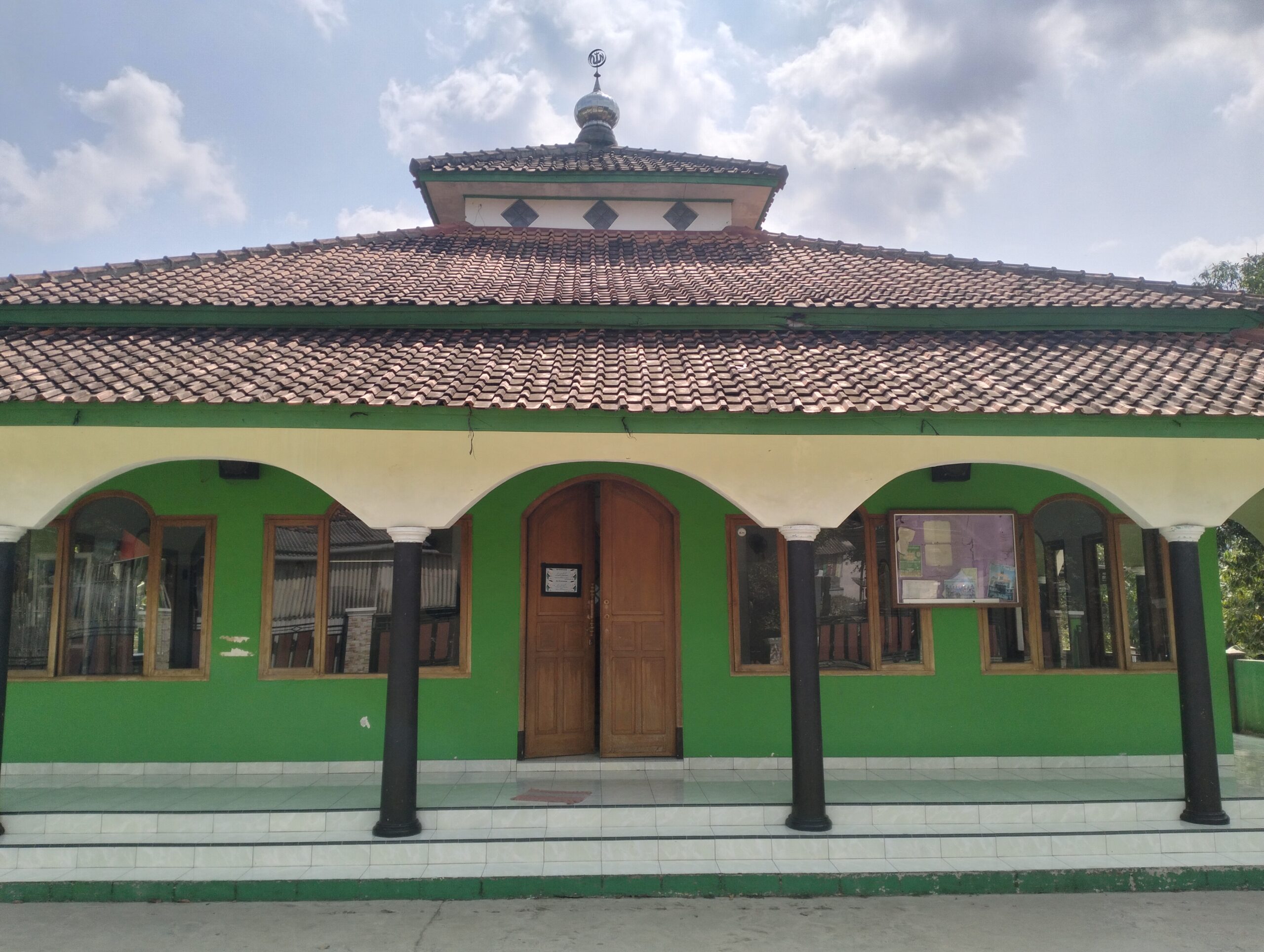 Halaman depan masjid